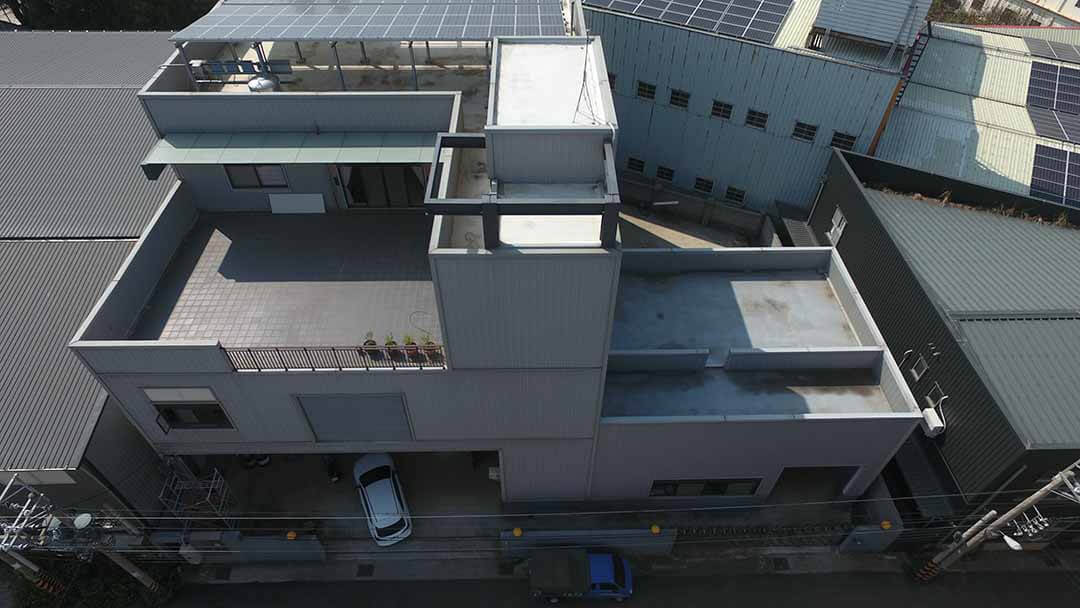 塑膠工廠頂樓俯瞰照與空間分布